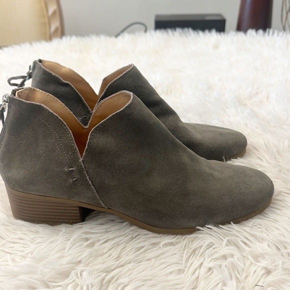 NEW Kenneth Cole Grey Suede Cut Out ankle bootie tassel women size 9.5 - Picture 3 of 7